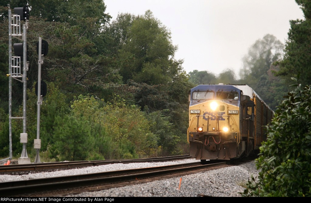 CSX C40-8Ws 7670 and 7618 haul autoracks past the signals at Flat Shoals Road